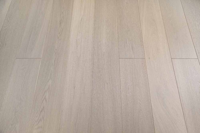 220 Lusso Euro Oak Engineered Wood 74.81" x 7.5" x 5/8", 3mm by VanDyck
